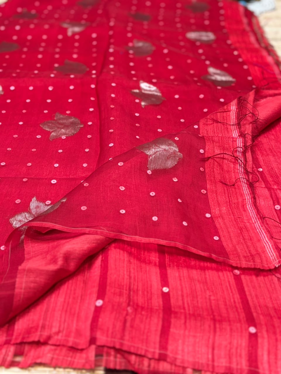 Pure Linen Matka Silk Saree with Chip Weave Pattern &amp; Leaf Motifs