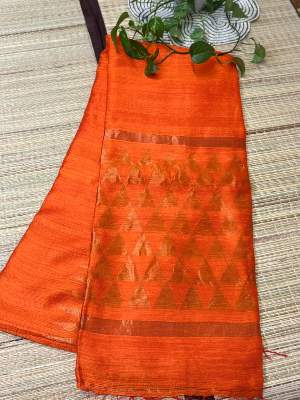 Pure Tissue Linen Matka Silk Saree with Geometric Weave &amp; Zari Pallu