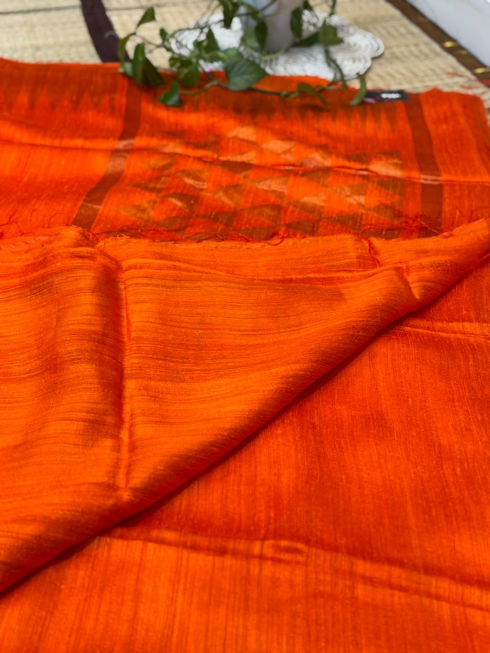 Pure Tissue Linen Matka Silk Saree with Geometric Weave &amp; Zari Pallu